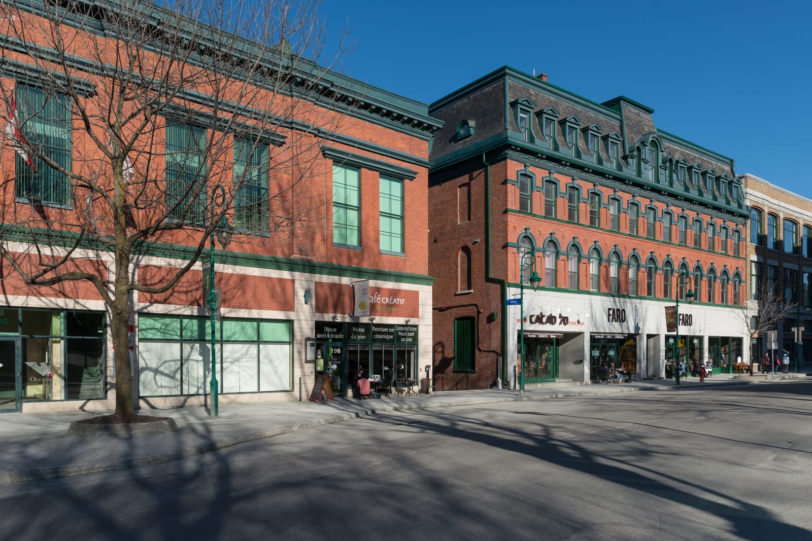Les façades de brique de la rue Wellington au centre-ville de Sherbrooke, en fin de journée